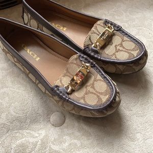 Size 6 coach flats with gold detail like new